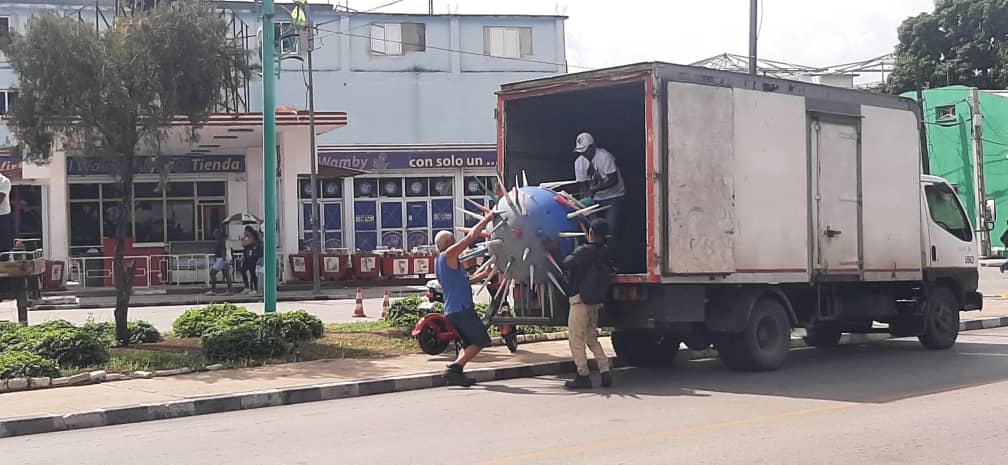Retiran adorno de la ciudad del entorno de Ferreiro / Miguel Amado Noa Menéndez
